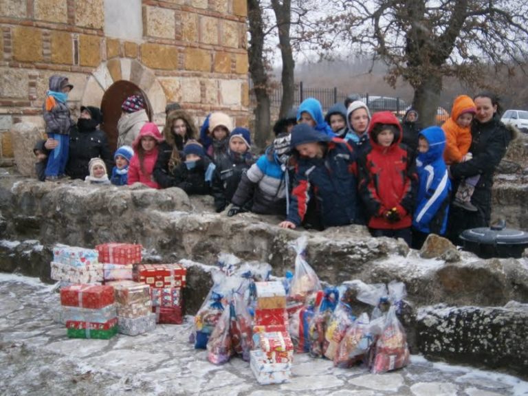 Децу са Космета обрадовали пакетићима на Светог Саву