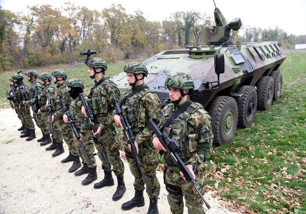 Тражимо да Војска Србије оружано  штити границе од најезде миграната!
